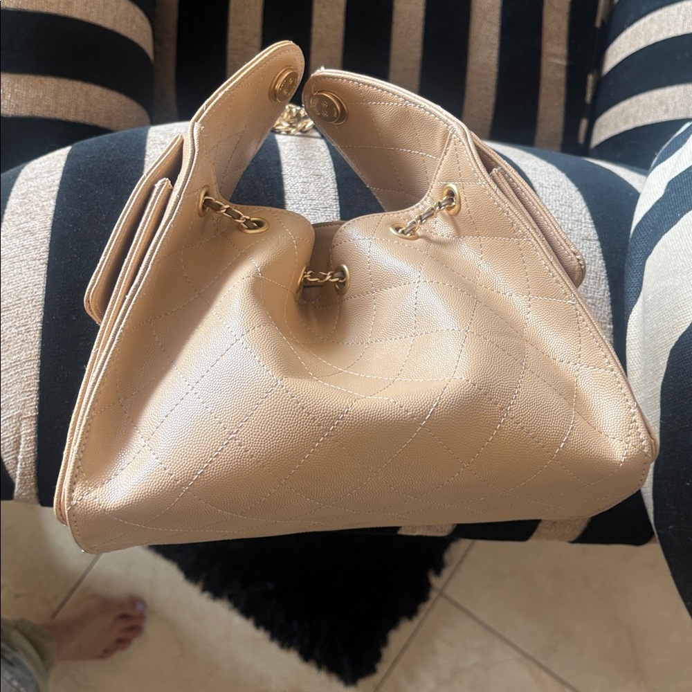 Chic Beige Quilted Shoulder Bag with Gold Chain Strap 25 CC - Picture 8 of 11
